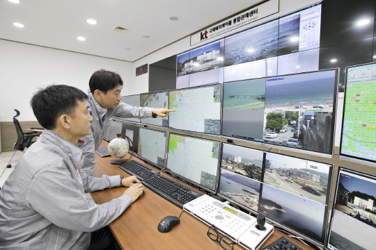 KT는 브라질 리우 올림픽의 안정적 중계방송을 위해 해저케이블 기반의 국제방송중계망을 구축했다. 국제 해저통신시설에 대한 운용, 유지보수 등은 부산 해운대구 송정에 위치한 'KT 국제해저케이블 통합관제센터'가 맡는다. 회사 직원이 해상케이블에 접근하는 선박을 확인하고, 관제 선박에 이를 통보하고 있다.  KT 제공